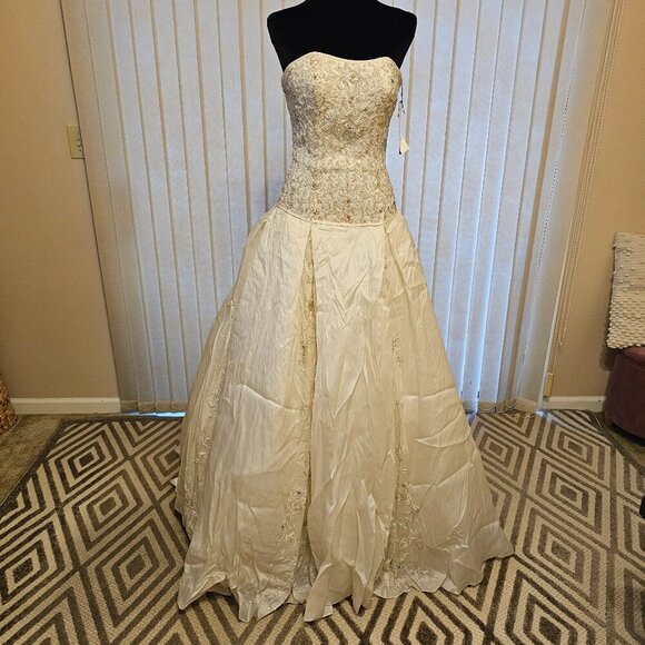 Stephen Yearick Beige Wedding Dress 6 - Picture 2 of 12